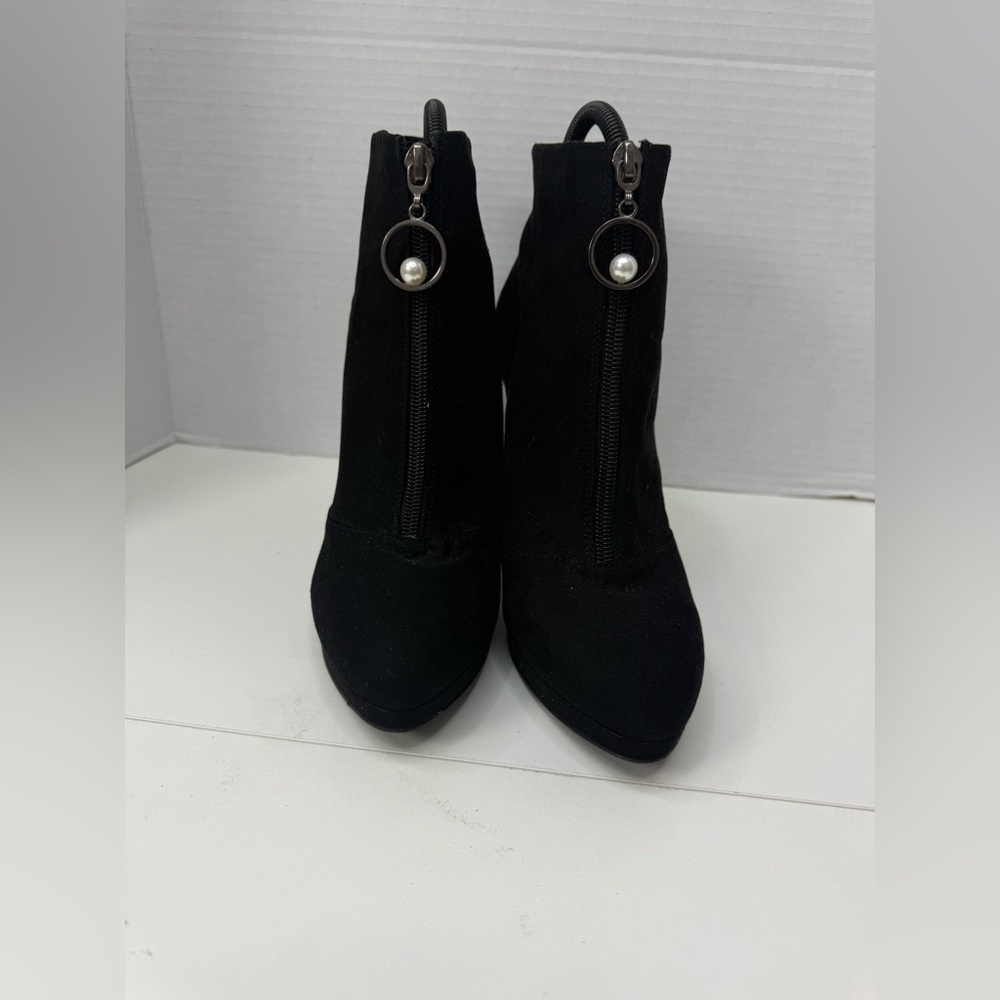 Nine West Women's Black
Suede Ankle Boots with Pearl
Zipper Pull size 8 - Picture 5 of 9